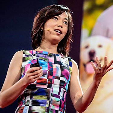 Imagen de la doctora Fei-Fei Li en una sesión hablando